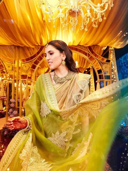 This look has a special story. We styled this gorgeous Masaba saree with Shloka's Nani's old jewelry. Incorporating personal, heirloom pieces brings so much soul and meaning to an outfit.