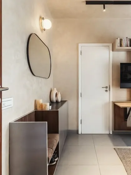 Good design makes life better, no matter the size of the space. In this compact apartment, we integrated a flexible work desk and smart storage solutions to create a living area that is both functional and uncluttered. It demonstrates our approach to maximizing utility without compromising on a feeling of spaciousness and calm.