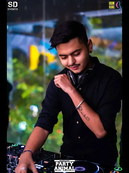 A simple moment of focus and happiness. Dressed in black, ready to blend into the night and let the music do the talking.