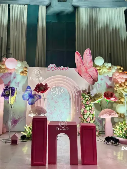 The main stage is ready for the cake-cutting ceremony, with the magenta pedestals perfectly centered.