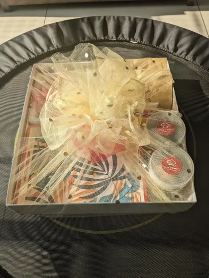 The final packed hamper, complete with a big bow. I love how it turned out.