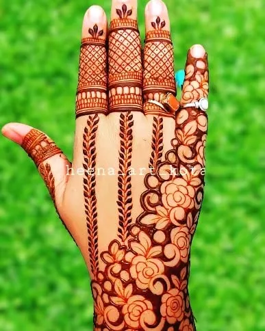 A simple yet chic back-hand design. It features leafy vines on the fingers and a dense floral pattern on the side of the hand, leaving the center open.