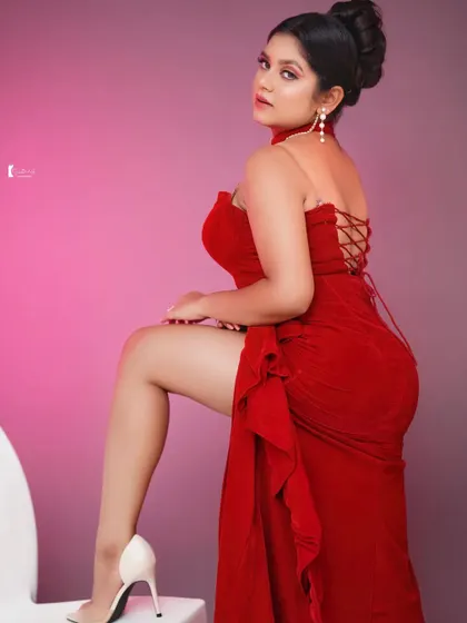 A duplicate image of the model in the striking red gown.