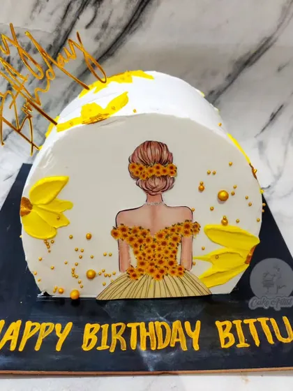 A trendy top-forward cake design! This unique semi-circular cake features a beautiful sunflower theme, perfect for a sunny personality.