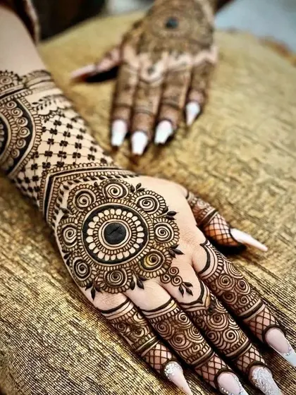 A classic mandala design on the back of the hand is always a showstopper. It’s a timeless choice that looks gorgeous with both Indian and Western outfits.