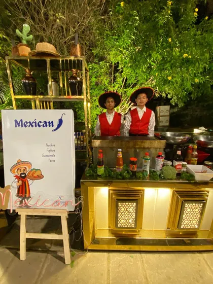 ¡Hola! My live Mexican food station is ready to serve up delicious nachos, tacos, and guacamole. The themed decor and costumed staff transport your guests to a fiesta.