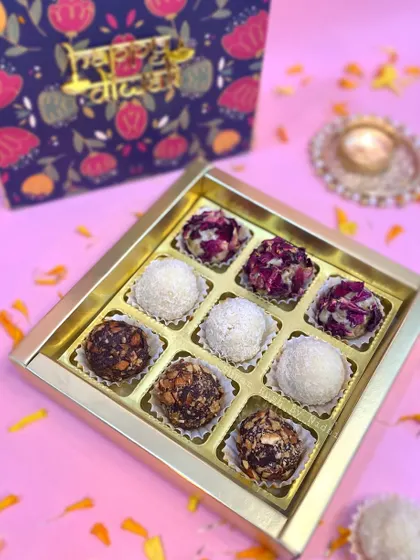 A look inside my Indian Fusion 'Truffle Box'. This one features a mix of my favorite flavors: delicate Rose Gulkand, sweet Coconut, and rich Dark Chocolate Roasted Almond. It’s a modern twist on traditional mithai, perfect for any festival.