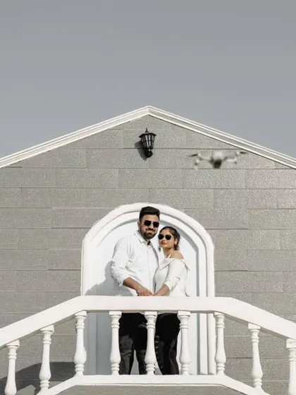 The balcony of our grey modern house set offers a unique vantage point for stylish couple shots. The clean lines and neutral tones provide a contemporary and fashionable backdrop.