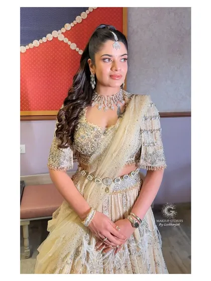 A beautiful portrait of Shreya ready for her reception. This look is a great example of understated modern glamour, a versatile style you'll learn in my professional course.