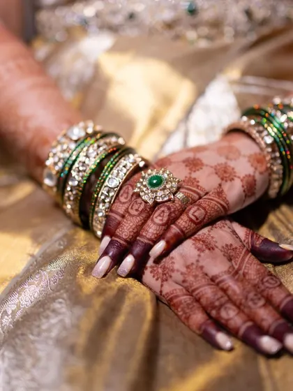 A creative way to personalize your mehendi. In this grid pattern, I incorporated the names of the couple, Amal and Anusha, for a unique and meaningful touch.