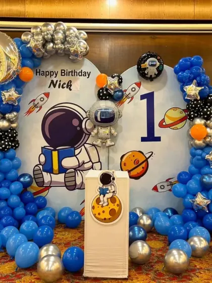 A final look at the vibrant blue and silver astronaut party decor.