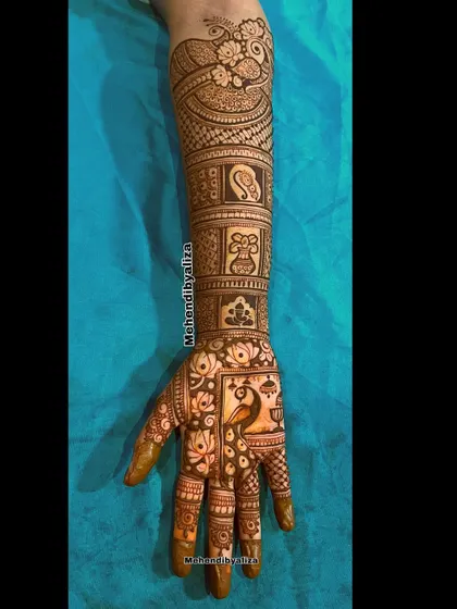 A clean, crisp shot of the Marathi bridal henna, showing the clarity and precision achieved with my homemade cones.