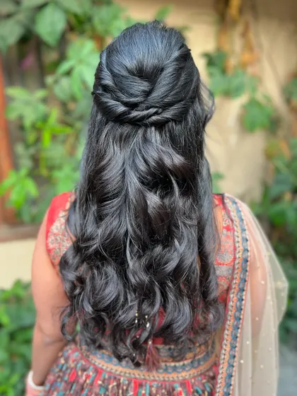 Another angle of the twisted knot half-updo.
