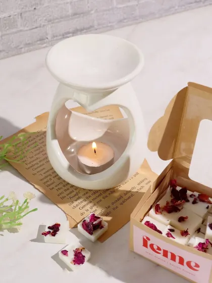 Our heart-shaped diffuser and rose petal wax melts are a must-have for a cozy, fragrant home this festive season.