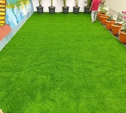A simple and effective terrace transformation using 35mm artificial grass. This provides a large, soft, and safe area for kids to play or for hosting gatherings.