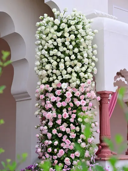 Even the pillars of the venue were adorned with columns of white and pink roses, ensuring the floral theme was carried through every element of the space.