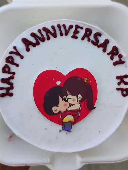 A simple anniversary bento cake with a kissing couple illustration.