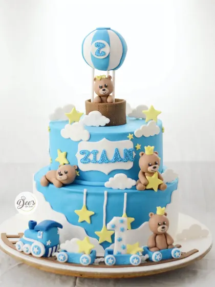 A full view of the adorable teddy bear train and hot air balloon cake.