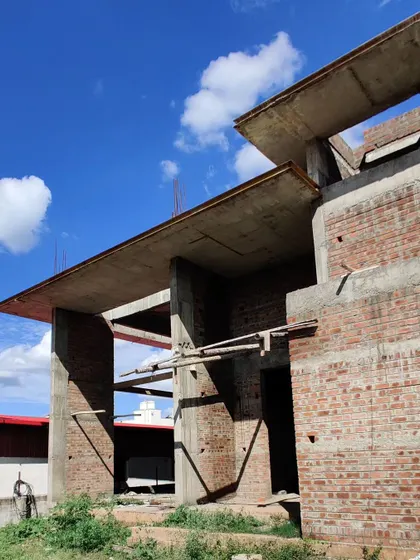 The structure of the farmhouse is designed as a series of volumes and planes that play with mass and lightness.