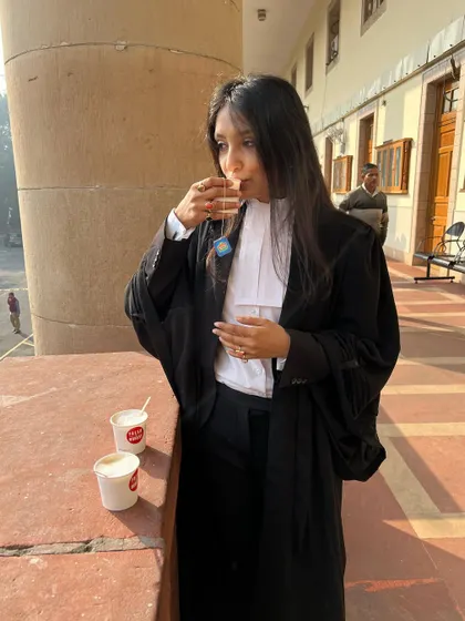 Enjoying a coffee break in the corridors of the Supreme Court. These small moments of pause are essential to get through long and demanding days.