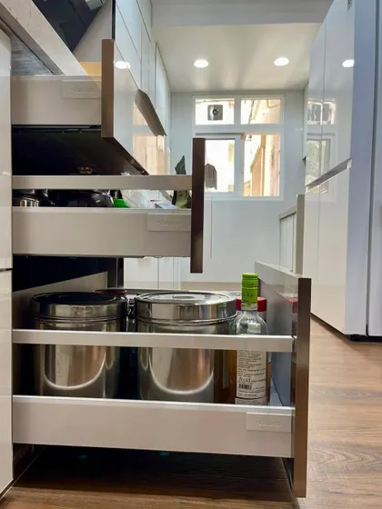 Another example of our deep tandem drawers, which are perfect for storing large steel containers and other bulky items neatly.