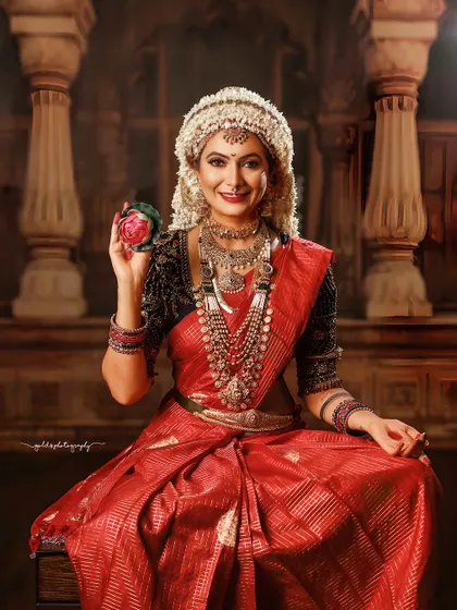 Portraying the classic Mangalore Sharada look, this image highlights the elaborate "Sharada Jalli" jasmine hairstyle. This is a specialized, traditional style that requires hours of preparation, and I capture it with reverence for the artistry involved.