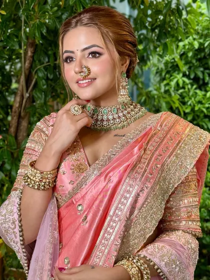 Rooted in tradition, reimagined for today. This look, with its minimal glam and soft colors, is perfect for the new-age Maharashtrian bride.