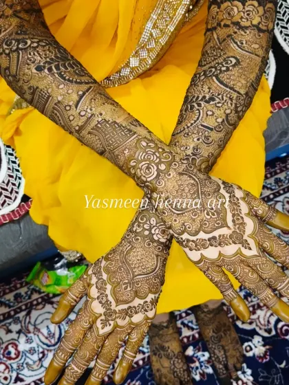 For Faiza's bridal mehndi, we chose a design with prominent archways on the back of the hand, inspired by Mughal architecture. The details extend all the way up the arm.