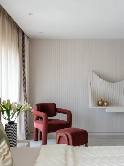 We designed this parent's bedroom in the Evelyn duplex as a peaceful haven. The soothing color palette of rose brown and beige, combined with soft textures and simple, elegant furniture, creates a true sanctuary for relaxation.