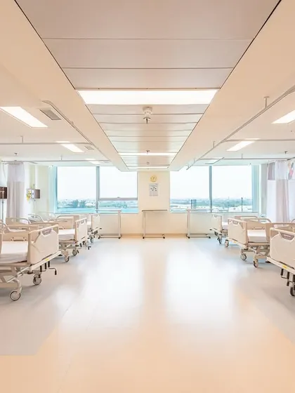 Within the repurposed Fortis Hospital, the generous floor-to-floor heights of the original hotel structure allowed us to design spacious and comfortable multi-bed patient wards. Large windows ensure ample natural light, which is proven to aid in recovery and patient well-being.