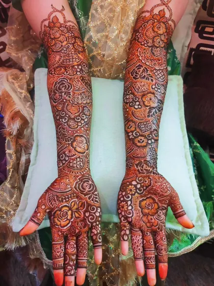 This full bridal design has developed into a stunningly dark stain, highlighting every intricate detail.