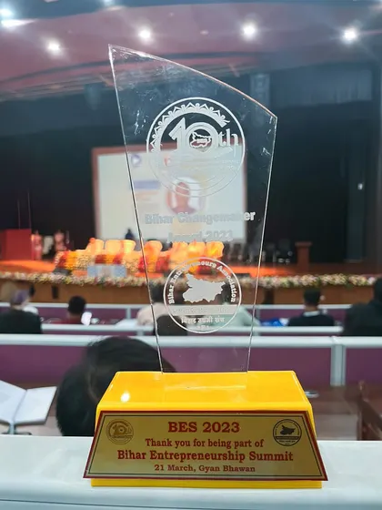A duplicate image of the award trophy.