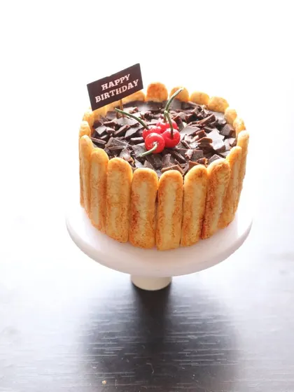 A stunning miniature chocolate truffle cake with a "Happy Birthday" sign, showcasing the detail you'll learn in my course.