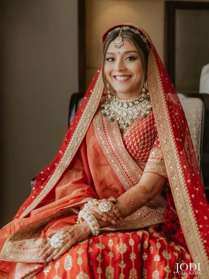 A happy bride is the most beautiful bride. Here, her radiant smile is the focus, enhanced by a makeup look that feels bright, fresh, and celebratory.