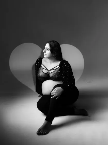 A client's powerful story of overcoming body image concerns during pregnancy. This beautiful portrait, with a heart-shaped light, became a symbol of her journey back to self-love.