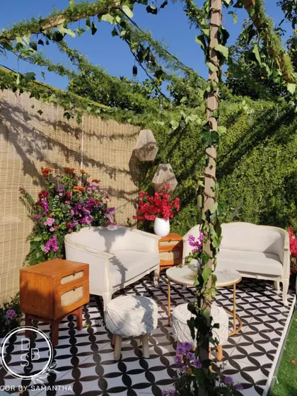 This cozy lounge corner was one of my favorite spots. We used a mix of elegant seating, natural textures like bamboo, and vibrant florals to create a chic and comfortable area for guests.