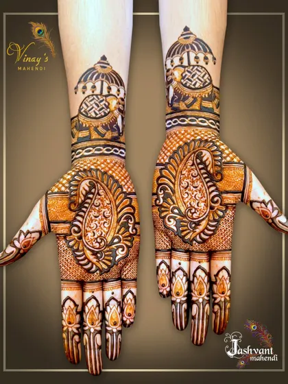 A striking design with large paisley motifs on the palms and elephant-drawn chariots on the arms.