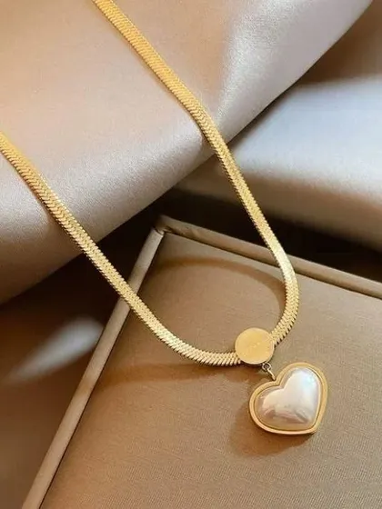 This beautiful mother-of-pearl heart pendant hangs from a sleek, gold-tone snake chain. It's a timeless piece that makes a wonderful and luxurious gift.