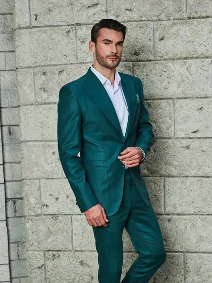 The enchanting allure of my summer edit. This green linen suit is a prime example of how I use color and fabric to create memorable, stylish outfits.