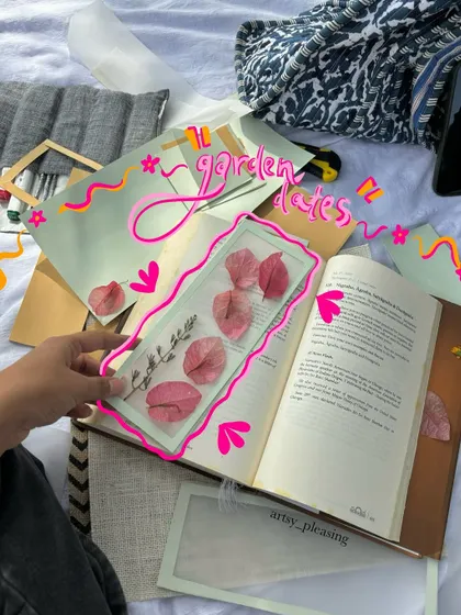 A perfect activity for a garden date. We made these beautiful bookmarks using pressed flowers, a simple way to preserve a little piece of nature.
