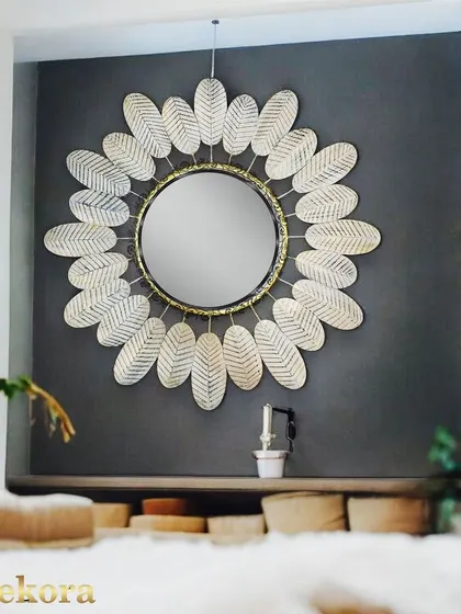 This big leaf wall decor mirror is perfect for making a statement in any room.