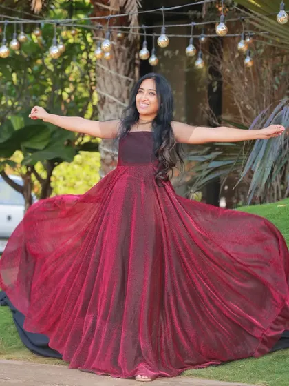 Feel glamorous in this shimmering maroon gown. The contrasting black trail adds an extra layer of drama for a truly unique maternity look.