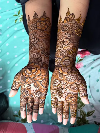 Another view of the party floral henna, with the fresh paste showing the clean and precise application.