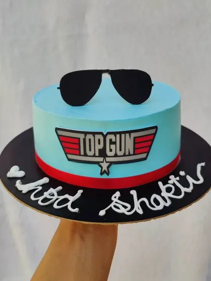 A cool Top Gun theme cake, complete with the logo and a pair of aviator sunglasses. Perfect for a fan of the movie.