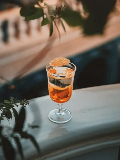 Some days call for something soft and sweet. That’s when I reach for Susegaado, a creamy daydream in a glass. It begins with a lush strawberry cordial, swirled with fresh cream and kissed with a splash of apple juice.