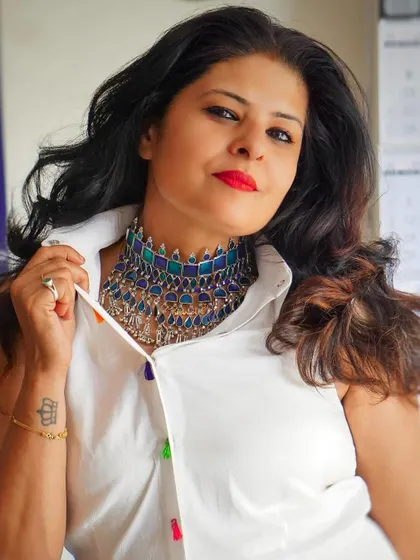 Another view of the statement choker, showing how it can transform a classic sleeveless white shirt into a unique and eye-catching ensemble.
