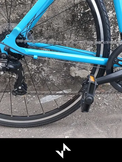 A look at the single chainring crankset. This bike does not have front gears, which simplifies things for beginners, but we note that a front derailleur can be added later.