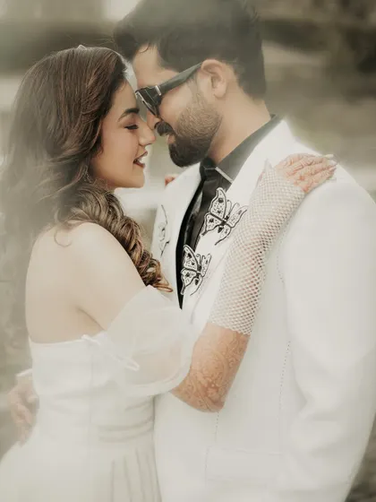 In between the grand events, I find the quiet stories. This close-up portrait uses a soft, hazy filter to create a dreamy, romantic atmosphere, focusing on the couple's connection and the gentle touch that says everything.
