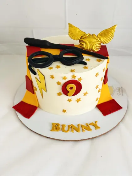 This Harry Potter cake is decorated with the iconic glasses, scar, and a Gryffindor scarf.