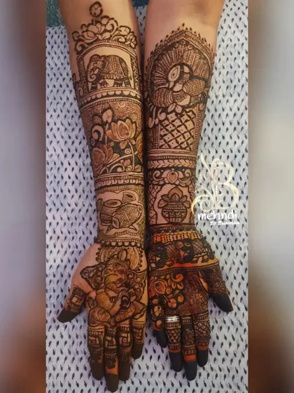 This design is filled with auspicious symbols, including elephants, peacocks, lotus flowers, and a kalash. It's a perfect choice for festivals and pujas.